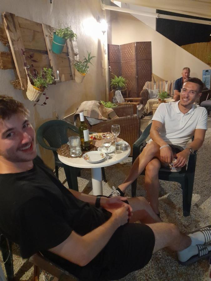 Tune Inn Activity Guesthouse- Over 24'S Ipsos Bagian luar foto
