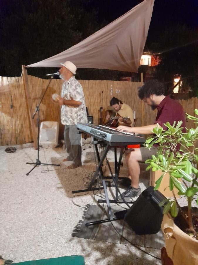 Tune Inn Activity Guesthouse- Over 24'S Ipsos Bagian luar foto