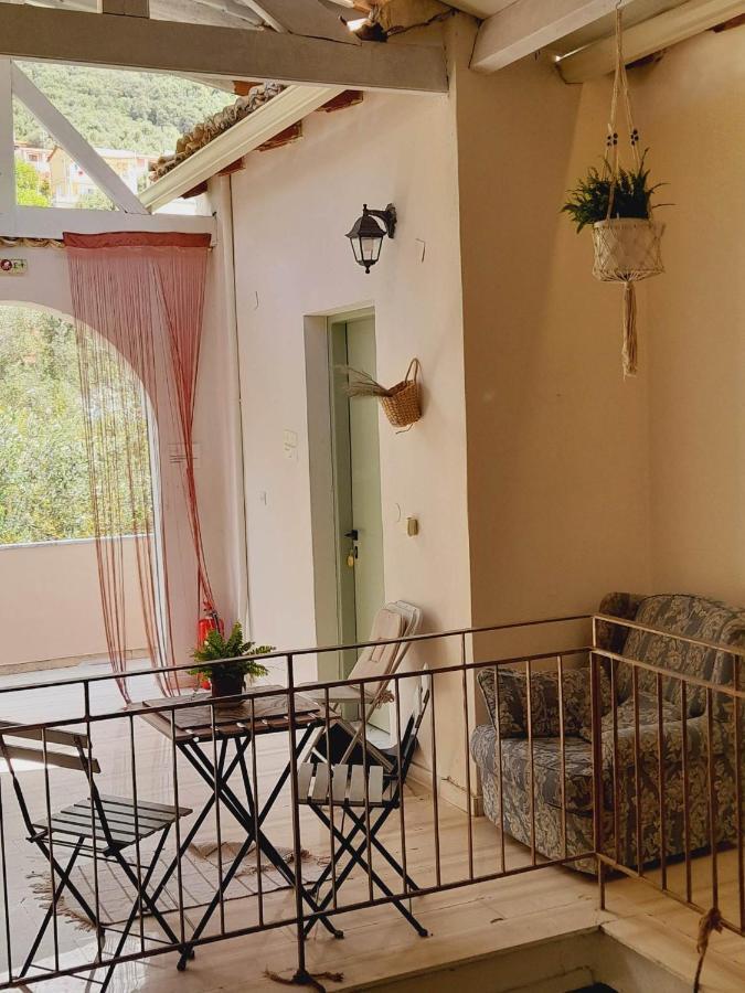 Tune Inn Activity Guesthouse- Over 24'S Ipsos Bagian luar foto