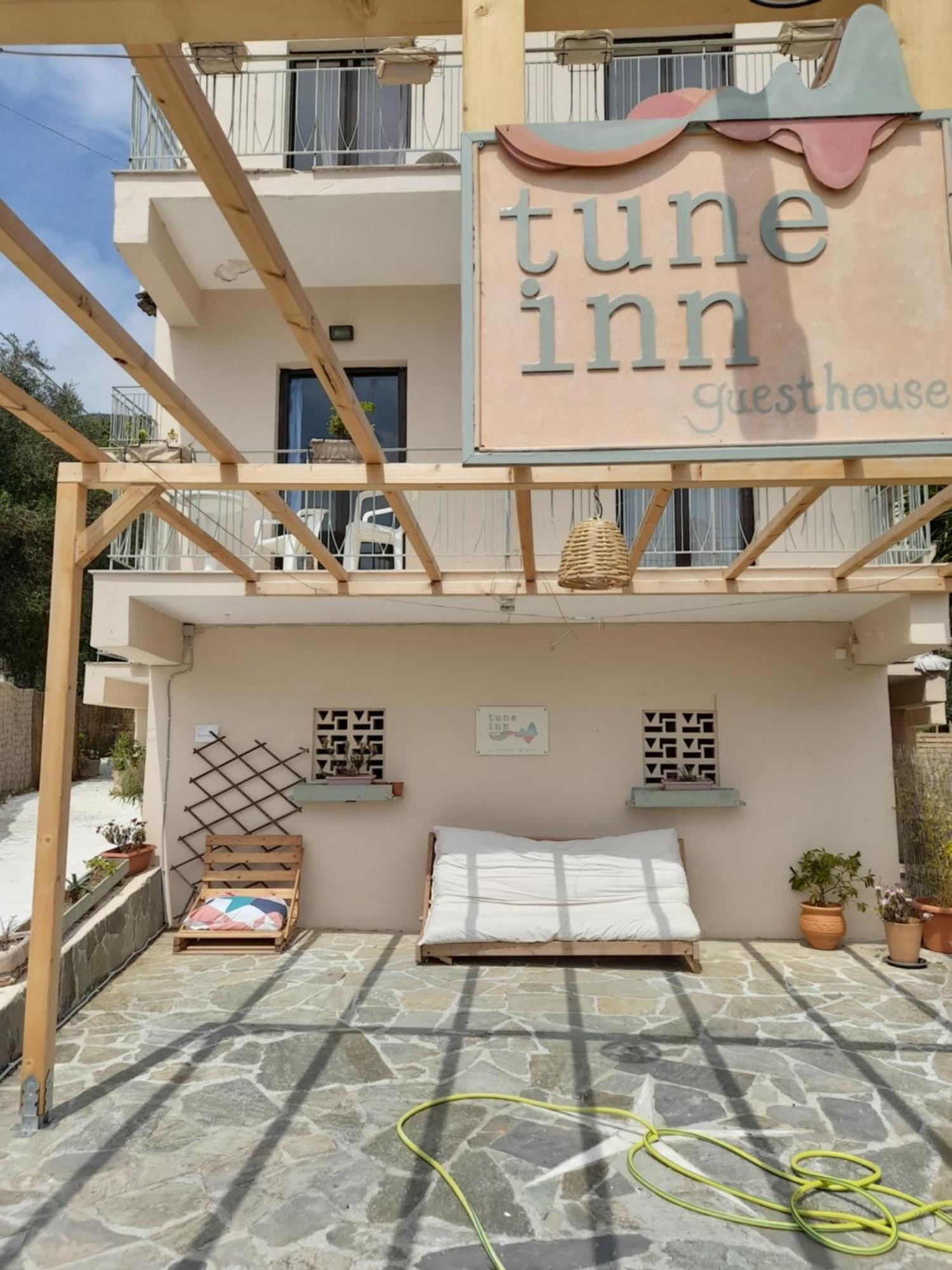 Tune Inn Activity Guesthouse- Over 24'S Ipsos Bagian luar foto