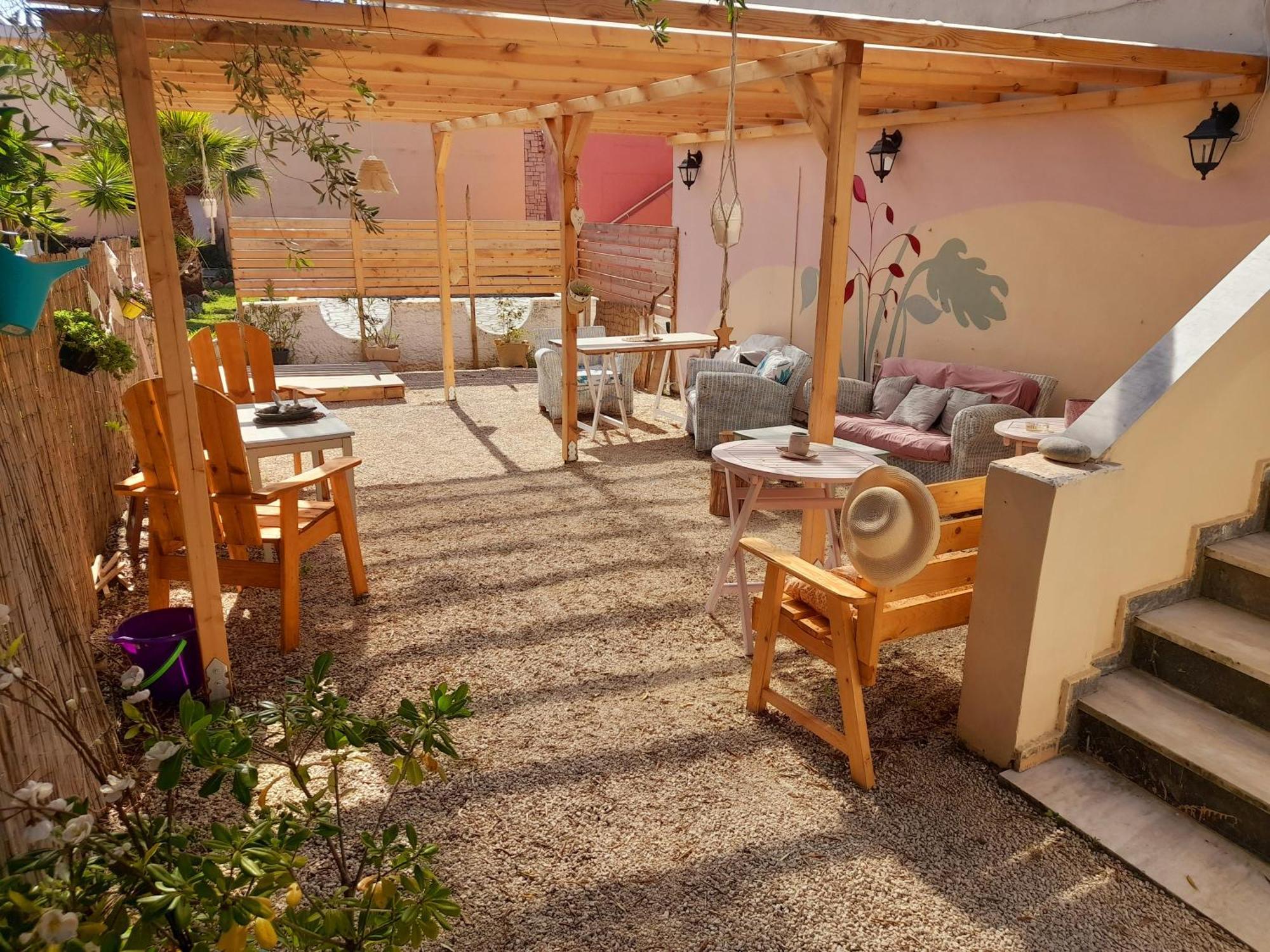 Tune Inn Activity Guesthouse- Over 24'S Ipsos Bagian luar foto